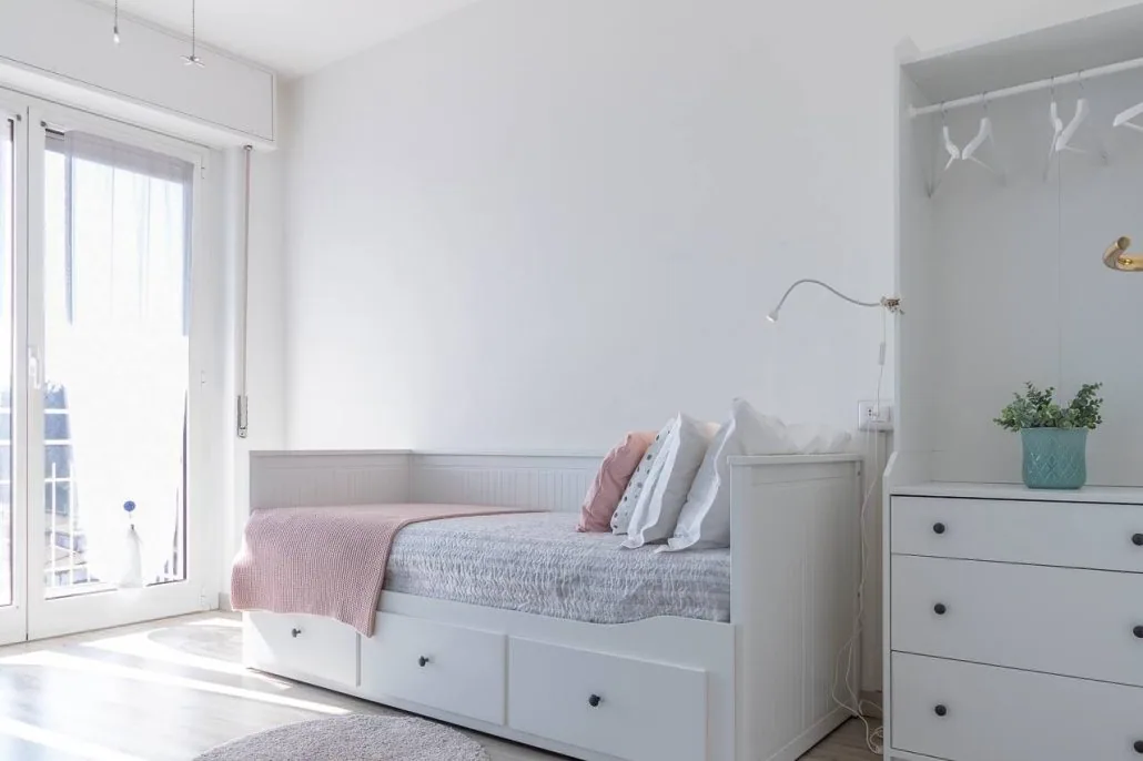 Camera singola de Il Girasole con letto contenitore bianco, cassettiera e portafinestra che dà luce naturale